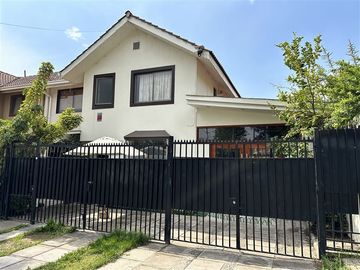 Casa en venta de 4 dorm./ Patente Comercial vigente/Piscina
