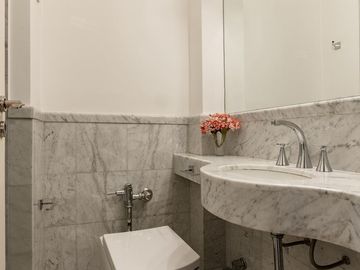 Alvear al 1700- Recoleta