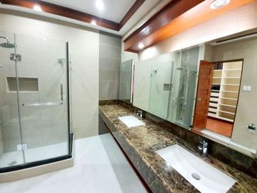 Corner Lot with 5 Bedrooms for SALE in Angeles City Near SM Clark