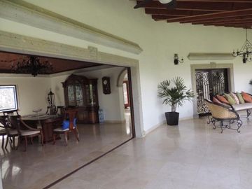 Residencia vigilancia fraccionamiento arbolado