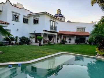 Residencia vigilancia fraccionamiento arbolado