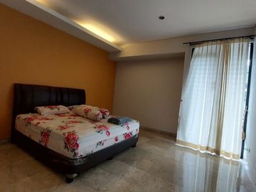 DISEWAKAN RUMAH CANTIK (Full Furnish) DI METRO ALAM PONDOK INDAH JAKARTA SELATAN.