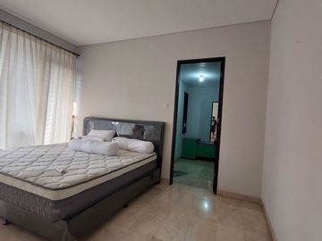 DISEWAKAN RUMAH CANTIK (Full Furnish) DI METRO ALAM PONDOK INDAH JAKARTA SELATAN.