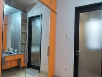 DISEWAKAN RUMAH CANTIK (Full Furnish) DI METRO ALAM PONDOK INDAH JAKARTA SELATAN.