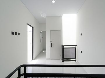 Rumah 3 Lantai 15 Menit ke Cibubur Junction Dibantu KPR J-42557