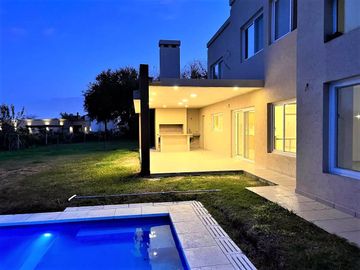 Exelente Casa En Venta Con Piscina