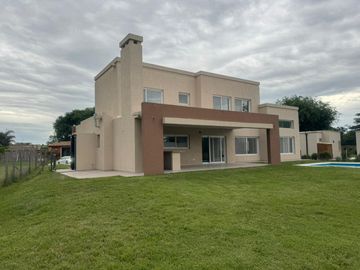 Exelente Casa En Venta Con Piscina