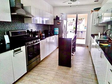 MODERNA CASA EN VENTA CON 6 DORMITORIOS CON PISCINA EN PARACAS