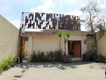 Rumah mewah full furnished dengan kolam renang pribadi di jln Damai