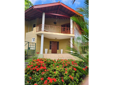 Alquilo Casa Unifamiliar en Area Revertida Diablo Alborok Panama