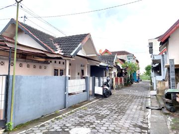 Rumah Nyaman Lingkungan Perumahan di Jalan Kabupaten