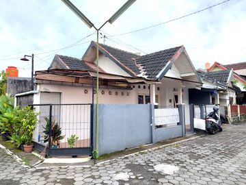 Rumah Nyaman Lingkungan Perumahan di Jalan Kabupaten
