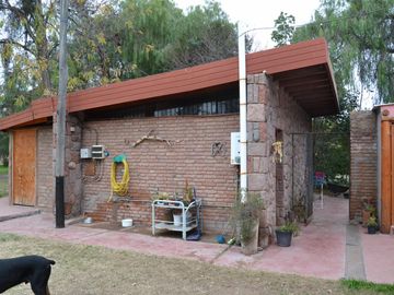 Excelente oportunidad Casa hermosa y pileta con terreno parquizado de 15.000 m2 en el &quotCristo Blanco" de Maipu.