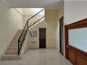 Disewakan Rumah Strategis Lokasi di Nginden Intan Barat, Surabaya