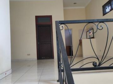 Disewakan Rumah Strategis Lokasi di Nginden Intan Barat, Surabaya