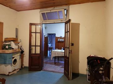 Venta de casa 5 amb Lote 10.56x17.42 c/ 2 propiedades Monte Castro
