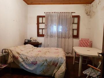 Venta de casa 5 amb Lote 10.56x17.42 c/ 2 propiedades Monte Castro