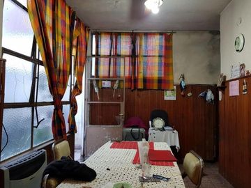 Venta de casa 5 amb Lote 10.56x17.42 c/ 2 propiedades Monte Castro