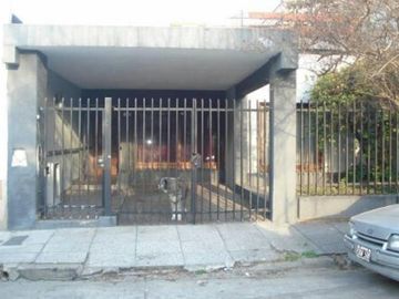 CASA DE 4 AMBIENTES, PATIO, GARAGE ZONA MATADEROS