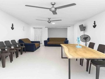 Apartamento con vista urbana costera, a pasos de la playa y comercio esencial.