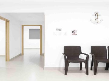Apartamento con vista urbana costera, a pasos de la playa y comercio esencial.