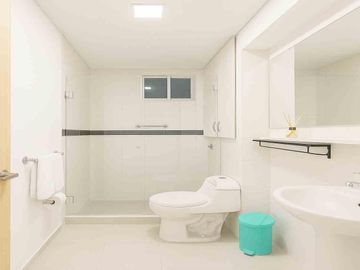 Apartamento con vista urbana costera, a pasos de la playa y comercio esencial.