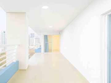 Apartamento con vista urbana costera, a pasos de la playa y comercio esencial.