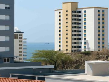 Apartamento con vista urbana costera, a pasos de la playa y comercio esencial.