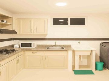 Apartamento con vista urbana costera, a pasos de la playa y comercio esencial.