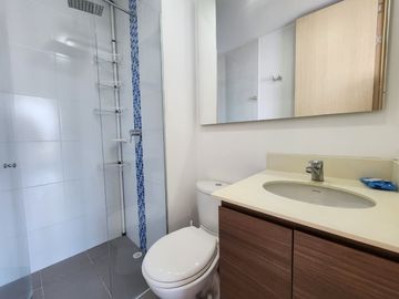 apartamento en arriendo en loma del indio. Cod A9434010