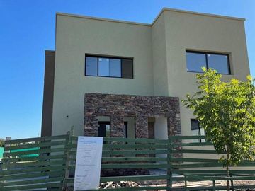 RETASADA! Casa a estrenar en Santa Guadalupe, Pilar del Este
