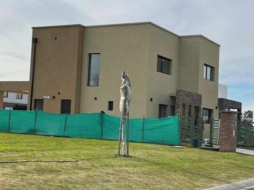 RETASADA! Casa a estrenar en Santa Guadalupe, Pilar del Este