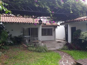 Chalet 4 amb. con pileta y depto de 2 amb al fondo, ideal 2 familias