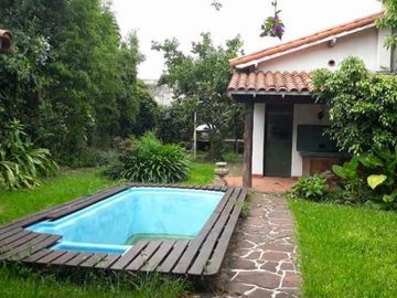 Chalet 4 amb. con pileta y depto de 2 amb al fondo, ideal 2 familias
