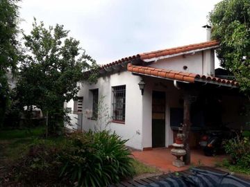 Chalet 4 amb. con pileta y depto de 2 amb al fondo, ideal 2 familias