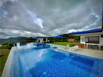 Venta Casa Campestre Infinity pool Parcelacion 10 minutos Llanogrande