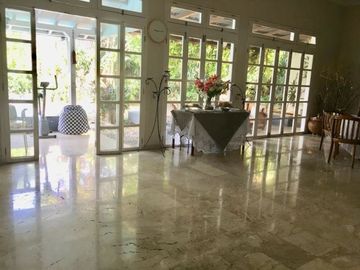 Rumah di Kemang, Jakarta Selatan.Tanah luas ada Kolam Renang