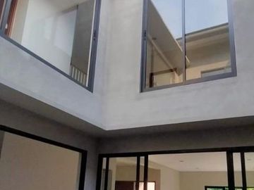 Rumah modern 2 lantai dalam lingkungan komplek megapolitan cinere