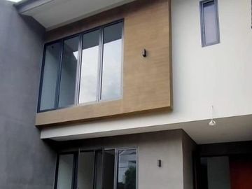 Rumah modern 2 lantai dalam lingkungan komplek megapolitan cinere