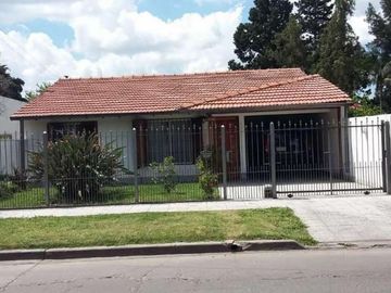 PERMUTA - CHALET DE 4 AMBIENTES EN VENTA - ITUZAINGO NORTE