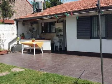 PERMUTA - CHALET DE 4 AMBIENTES EN VENTA - ITUZAINGO NORTE