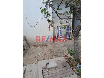 🏡 ¡Oportunidad única en La Esperanza, Trujillo! 🌟

Descubre la comodidad de vivir en una acogedora casa de **1 piso** ubicada en **Los Olivos 365**.