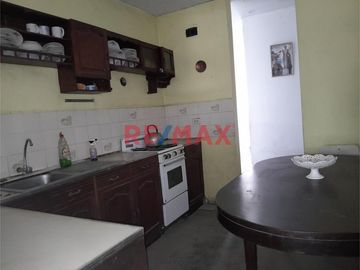 🏡 ¡Oportunidad única en La Esperanza, Trujillo! 🌟

Descubre la comodidad de vivir en una acogedora casa de **1 piso** ubicada en **Los Olivos 365**.