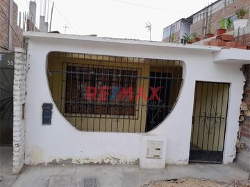 🏡 ¡Oportunidad única en La Esperanza, Trujillo! 🌟

Descubre la comodidad de vivir en una acogedora casa de **1 piso** ubicada en **Los Olivos 365**.