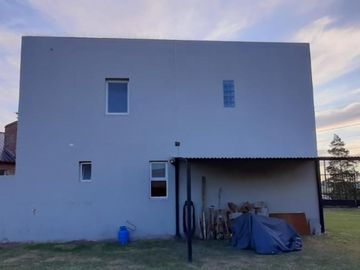 SE VENDE HERMOSA CASA en COUNTRY ZURITA