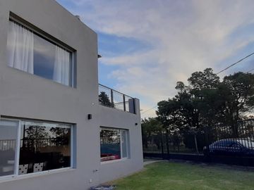 SE VENDE HERMOSA CASA en COUNTRY ZURITA