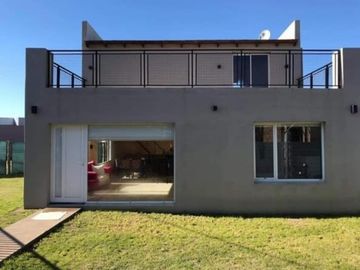 SE VENDE HERMOSA CASA en COUNTRY ZURITA