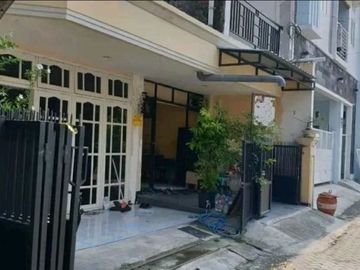 Rumah tenggilis strategis Hadap selatan Row 2 mobil