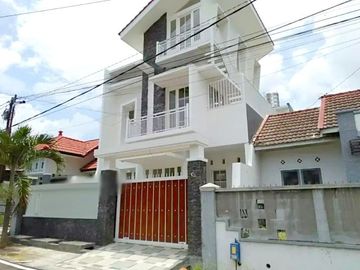 Rumah Baru 3 Lantai Luas 137 di Sulfat Titan kota Malang