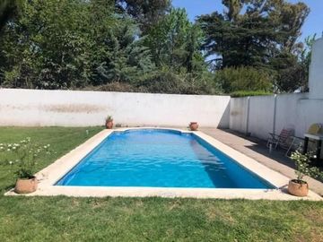 PERMUTA - EXCELENTE CHALET DE 6 AMBIENTES A LA VENTA - VILLA TESEI